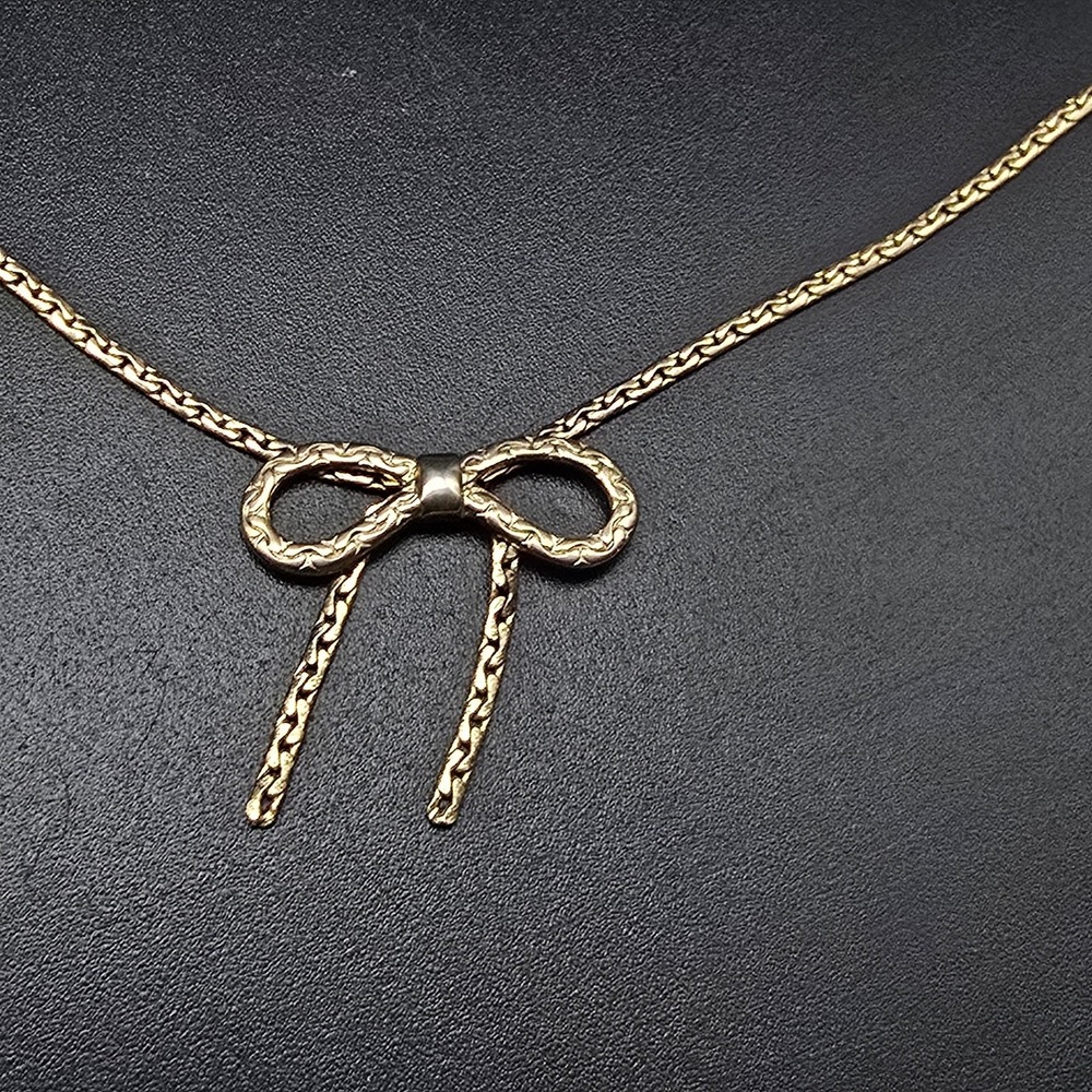 Avon 1979 Fashion Bow Necklace Gold Tone Vintage Costume Jewelry